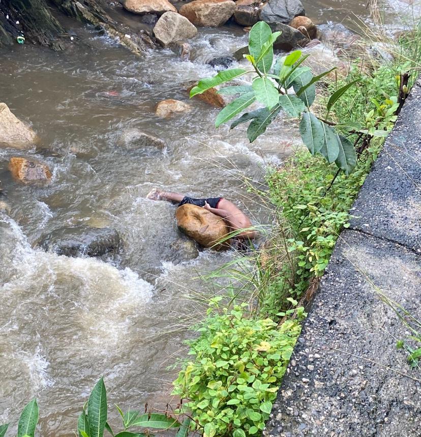 Localizan sin vida a un hombre en canal pluvial de la colonia Bellavista en Acapulco