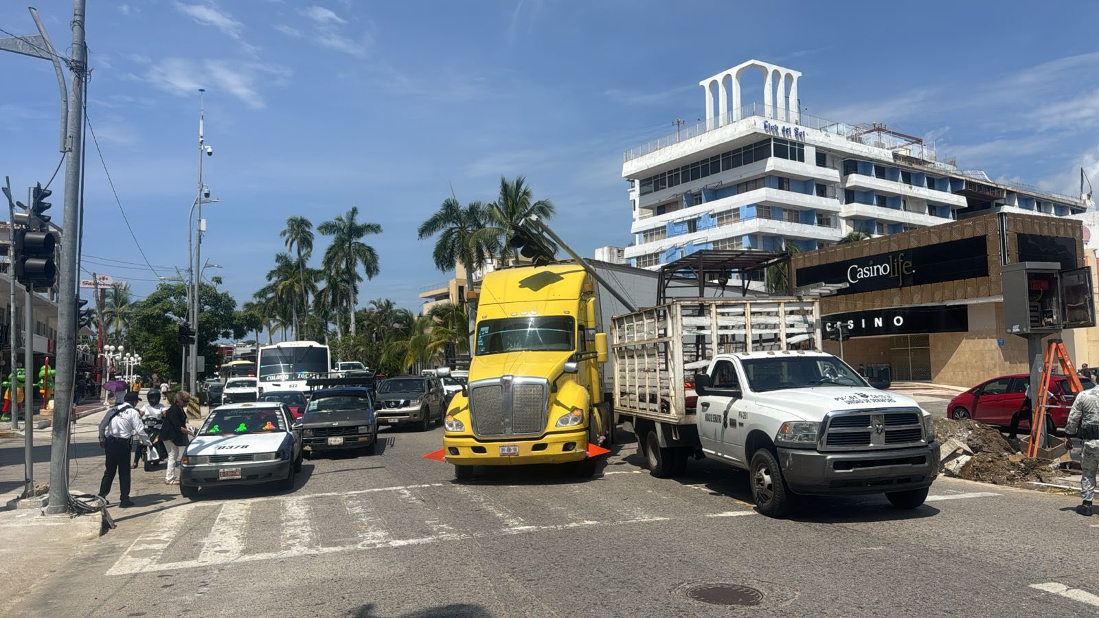 Tráiler derriba semáforo en la Costera de Acapulco; autoridades implementan dispositivo vial