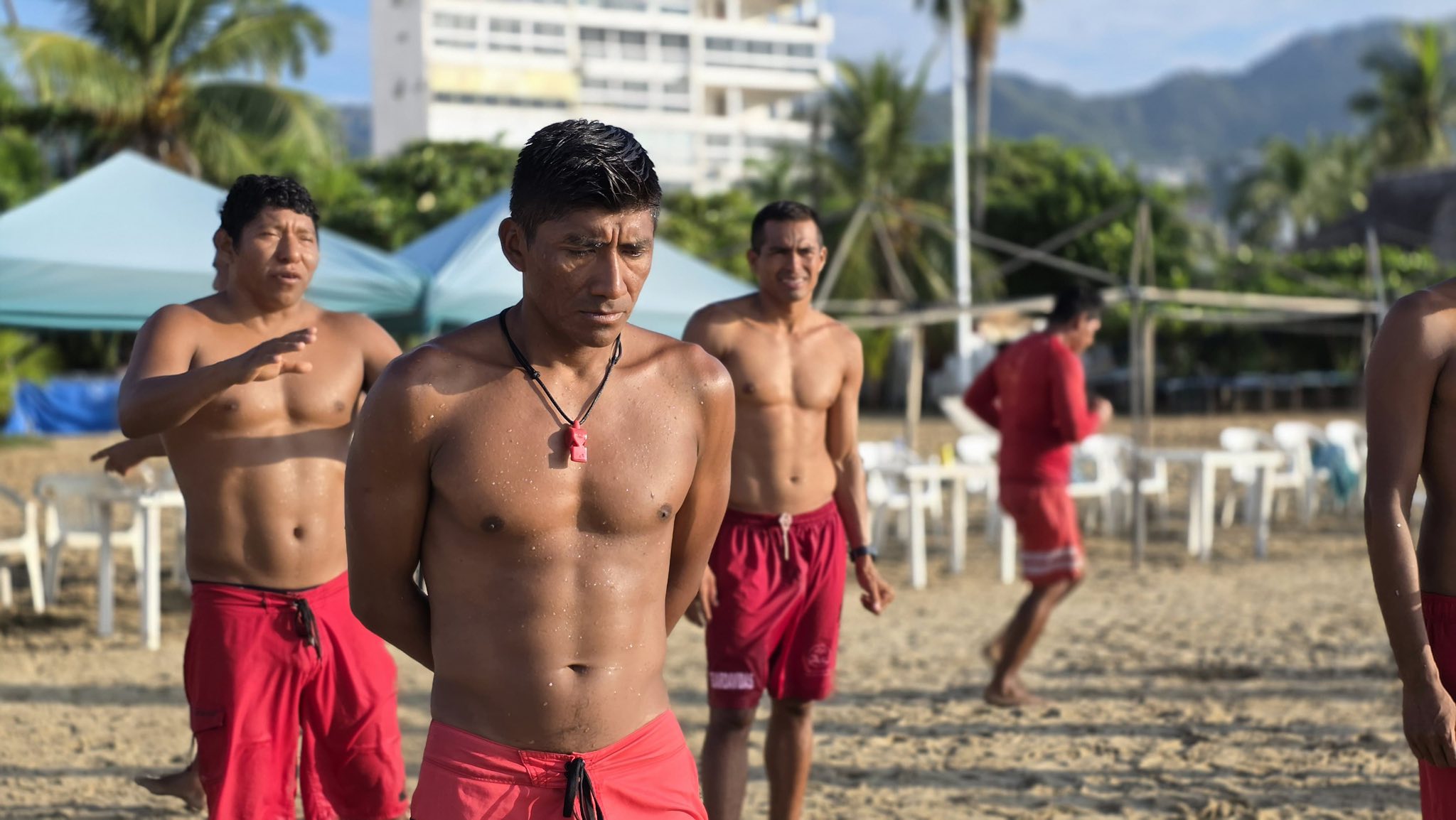 Guardavidas de Acapulco se preparan con entrenamientos intensivos para pruebas de aptitud