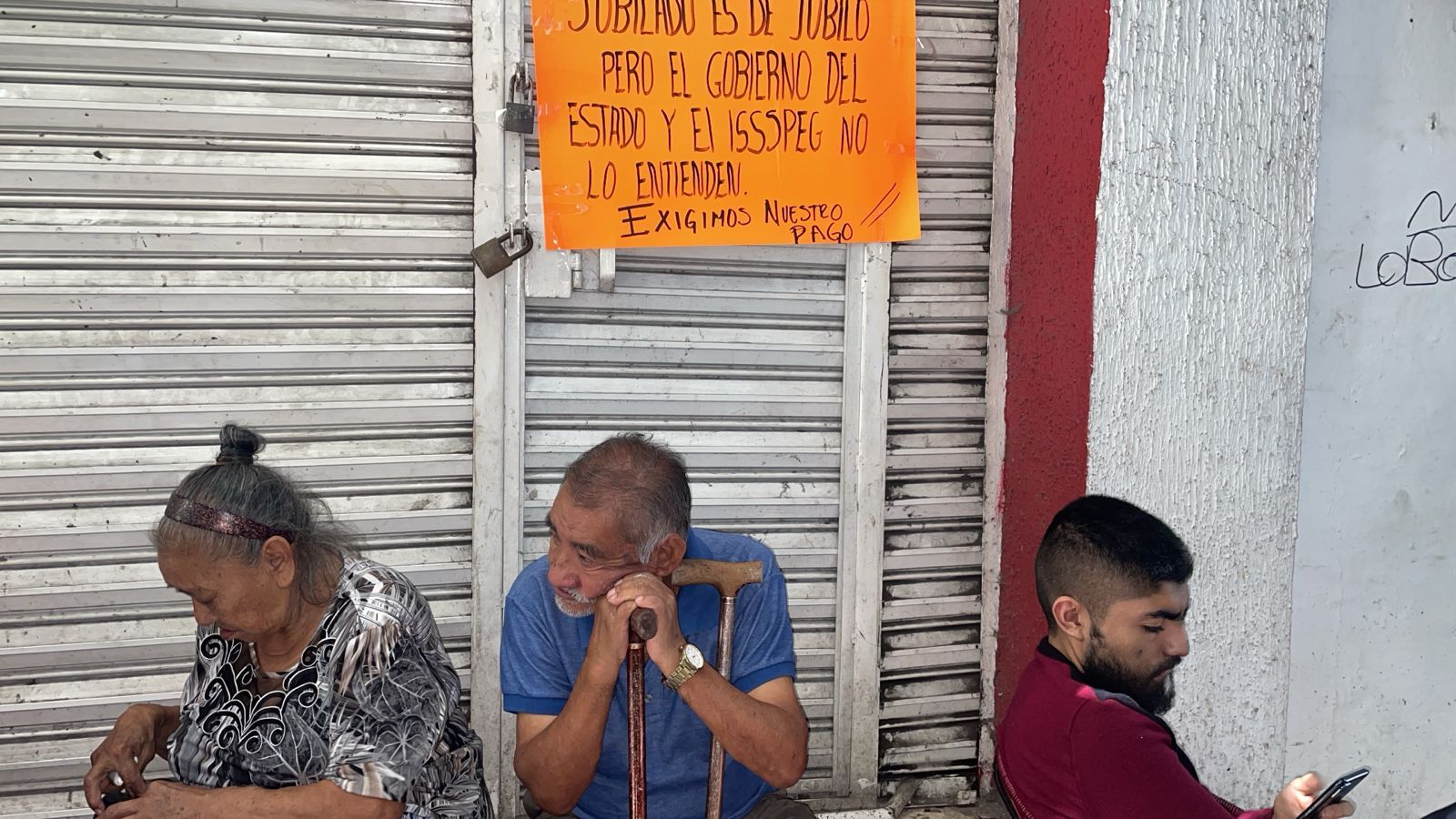 Jubilados de Guerrero protestan por retrasos y pagos parciales en sus pensiones