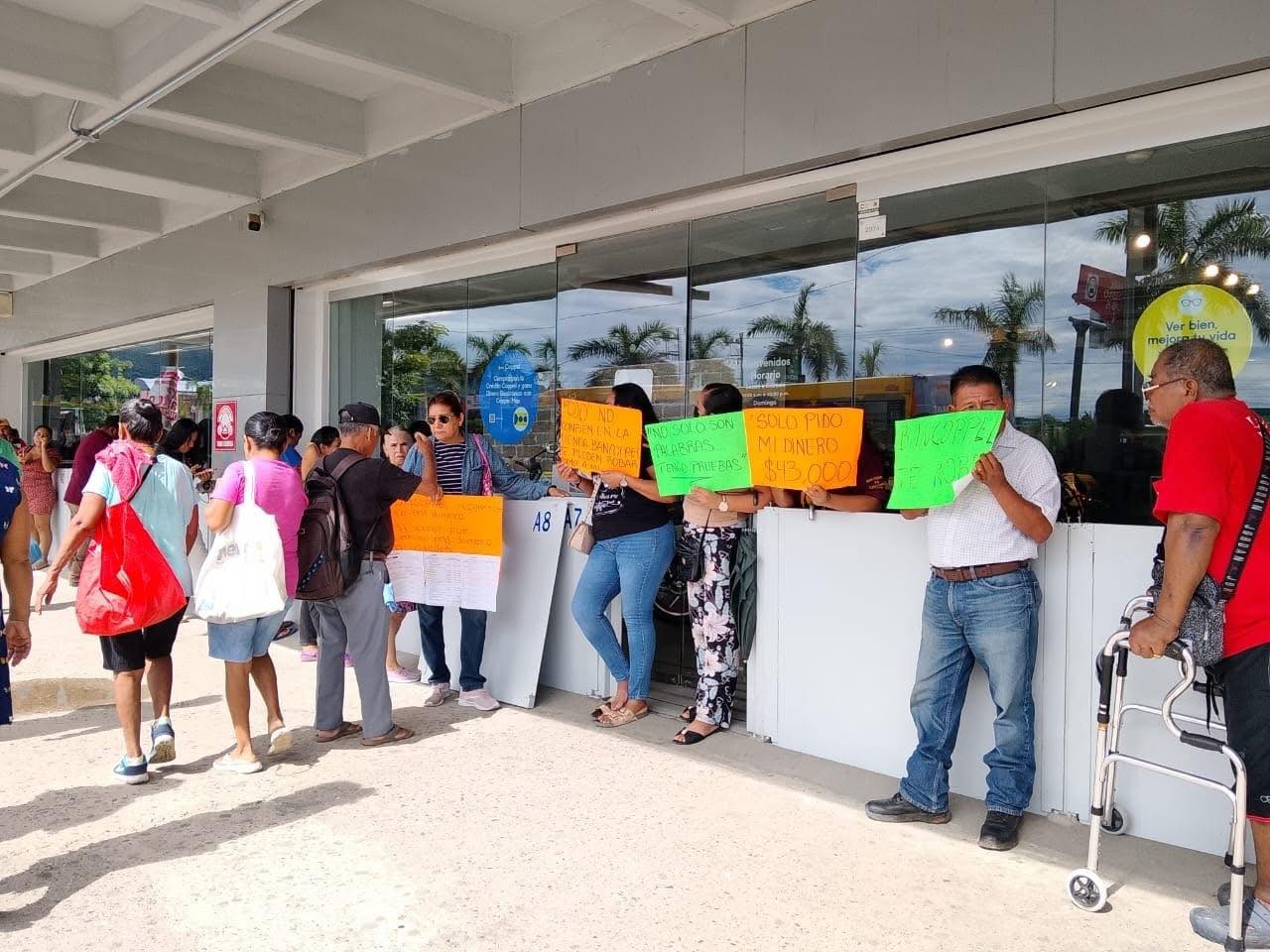 Clientes bloquean sucursal de Coppel en Acapulco por presuntas irregularidades en cuentas bancarias