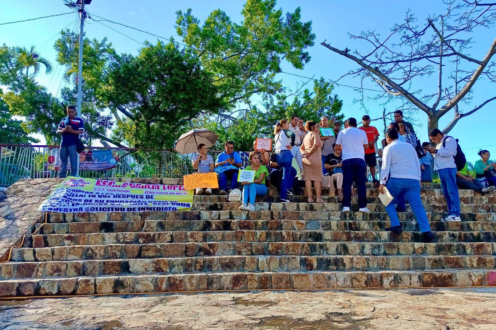 Padres y docentes exigen reconstrucción de la Secundaria Técnica 222 en Acapulco