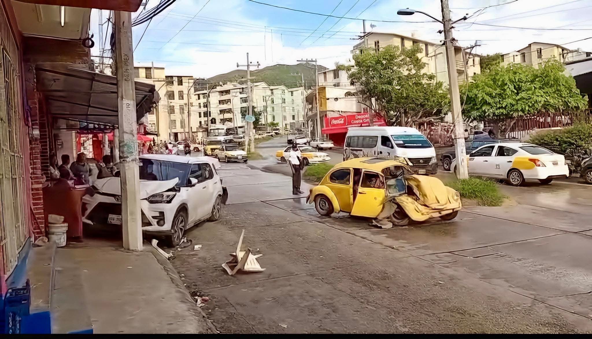Hombre queda prensado tras fuerte choque en El Coloso, en Acapulco
