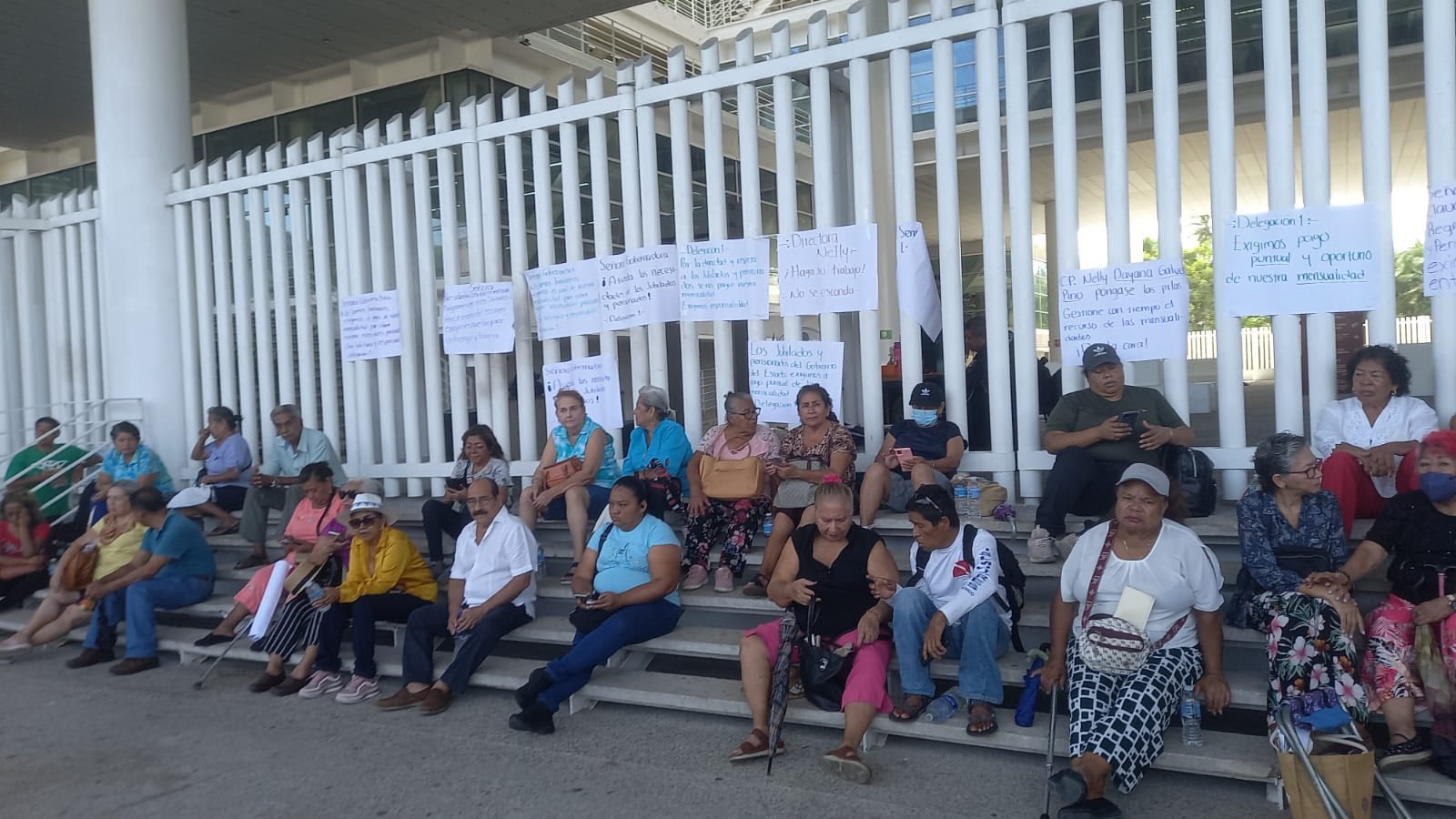 Jubilados y pensionados del SUSPEG mantienen plantón por pago de pensiones en Acapulco