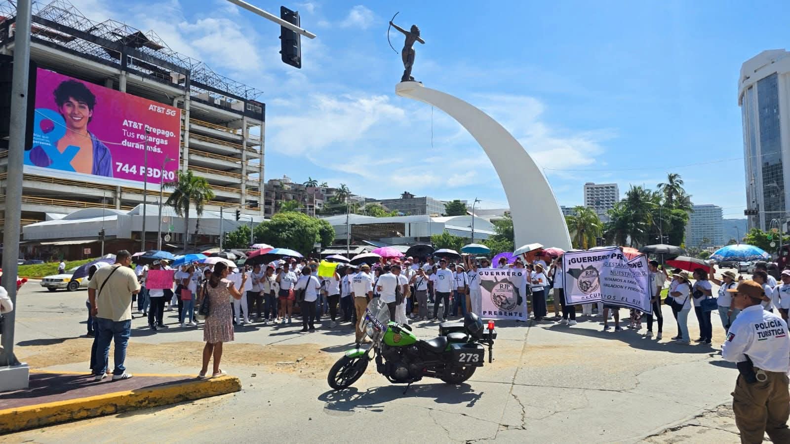 Jubilados del IMSS se manifiestan en Acapulco para exigir respeto a sus derechos laborales