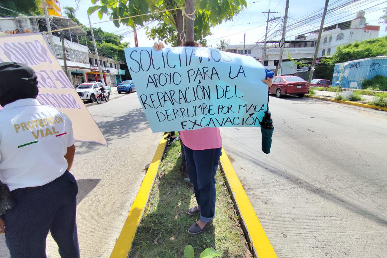 Vecinos bloquean la Ruiz Cortines por riesgo de deslave en la colonia Francisco Villa