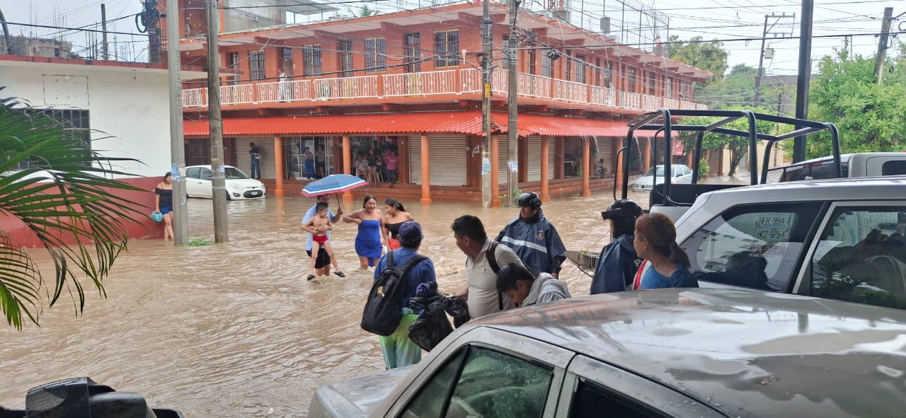 Tormenta tropical Raymond provoca severas inundaciones en el centro de Zihuatanejo
