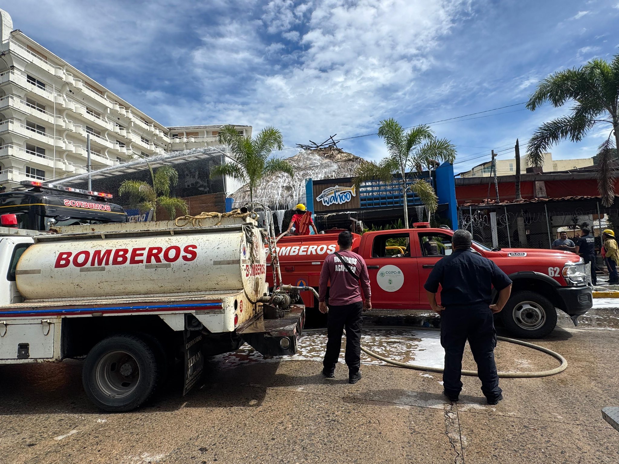 Incendio en restaurante “Wahoo” provoca fuerte movilización en la Costera Miguel Alemán de Acapulco