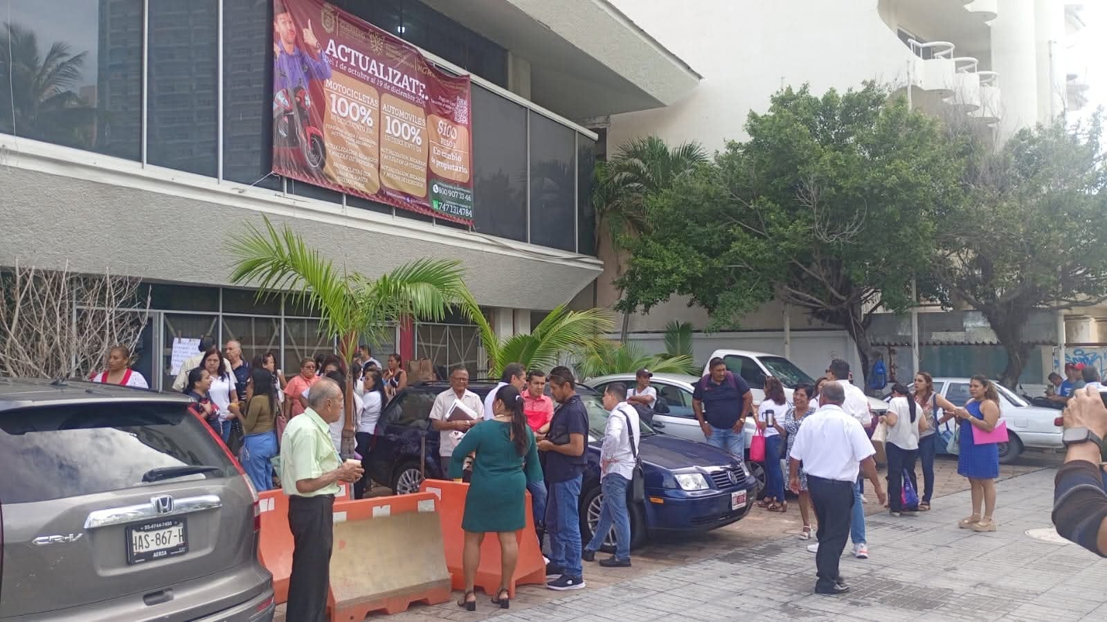 Jubilados y pensionados toman oficinas de Sefina en Acapulco ante retraso en el pago de pensiones