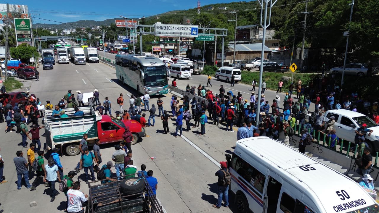 Integrantes de la CRAC-PC bloquean el Parador del Marqués en Chilpancingo; exigen liberación de un excomandante acusado de secuestro