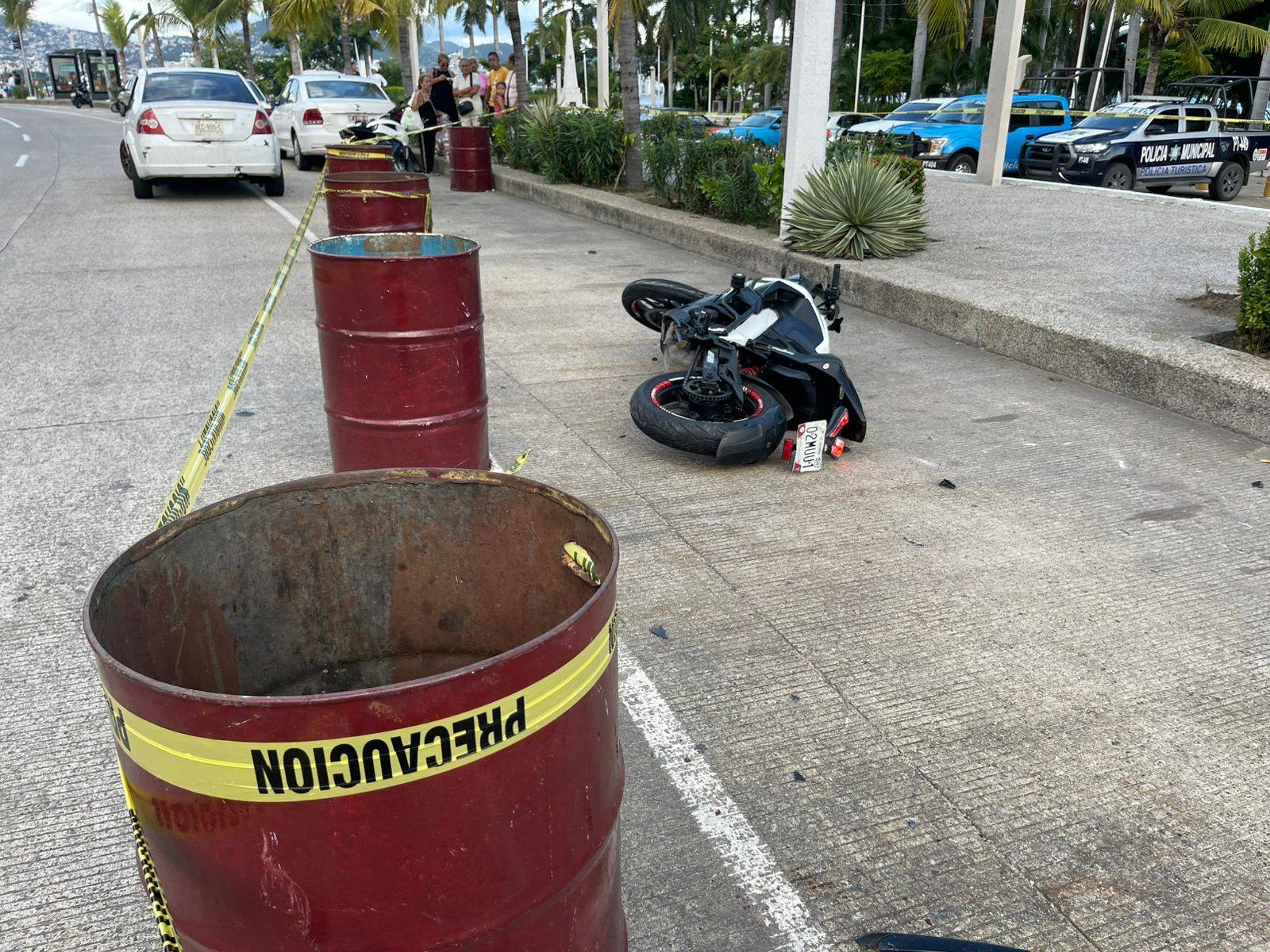 Mueren un hombre y una mujer tras derrapar en motocicleta sobre la Costera Miguel Alemán