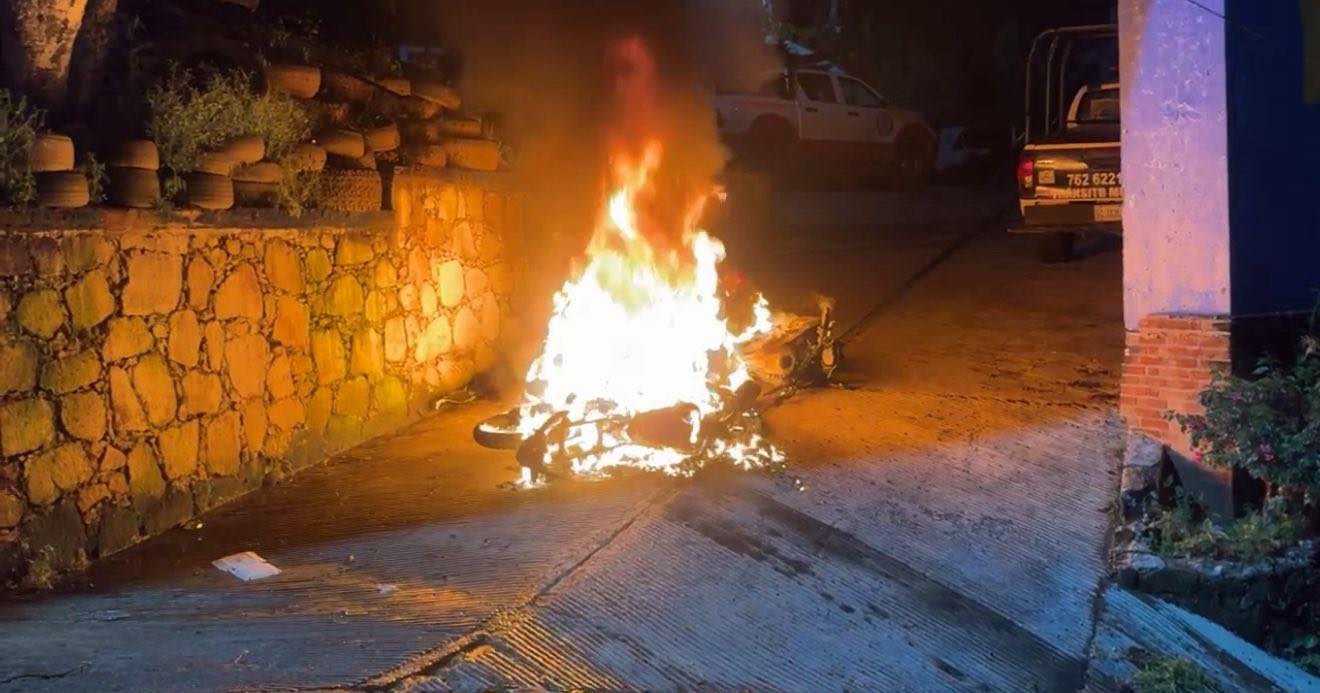 Taxistas incendian motocicletas policiales en protesta por presunta agresión de agentes en Taxco