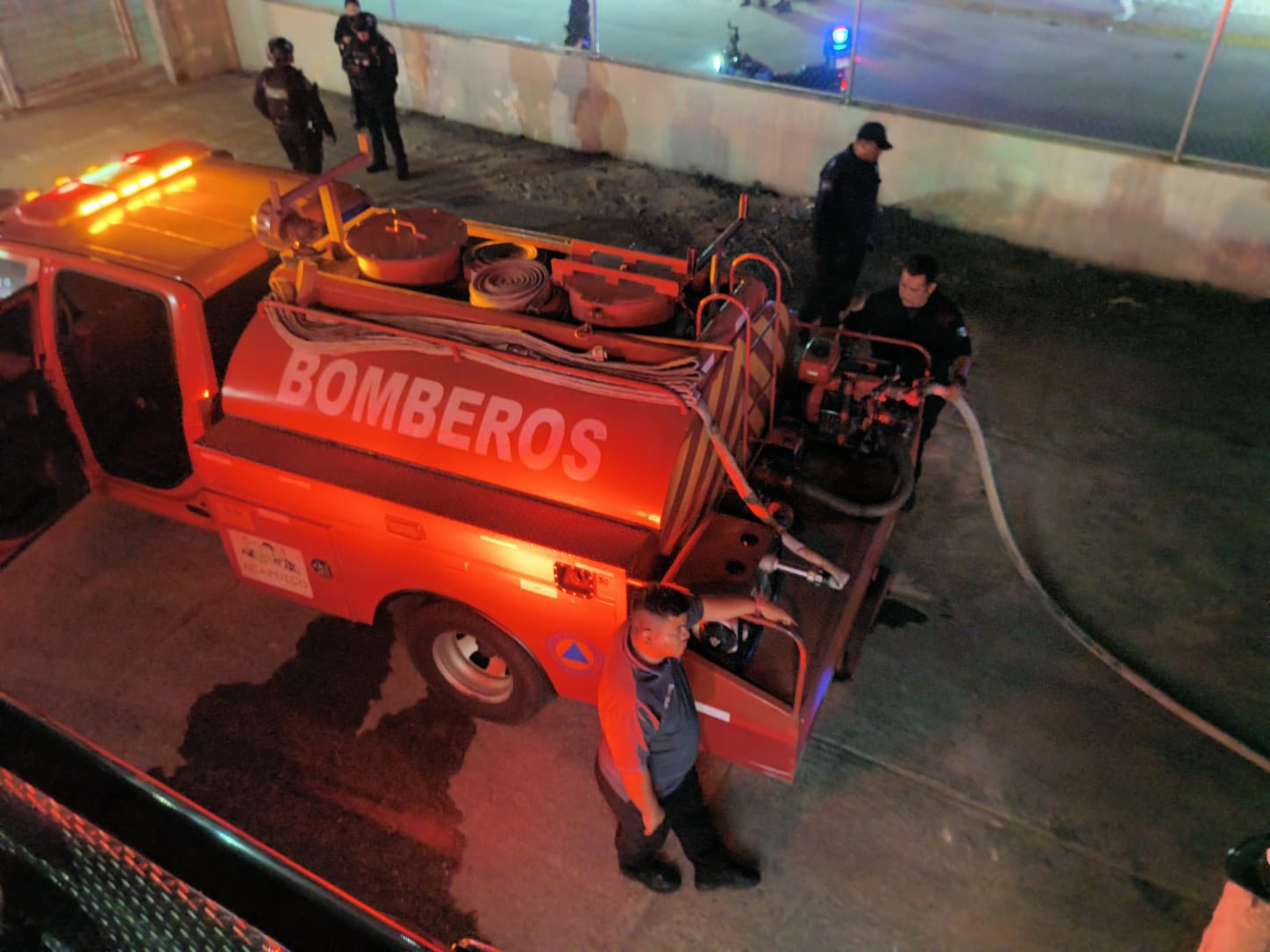 Conato de incendio en Walmart Icacos moviliza a bomberos y genera alarma en la Costera de Acapulco