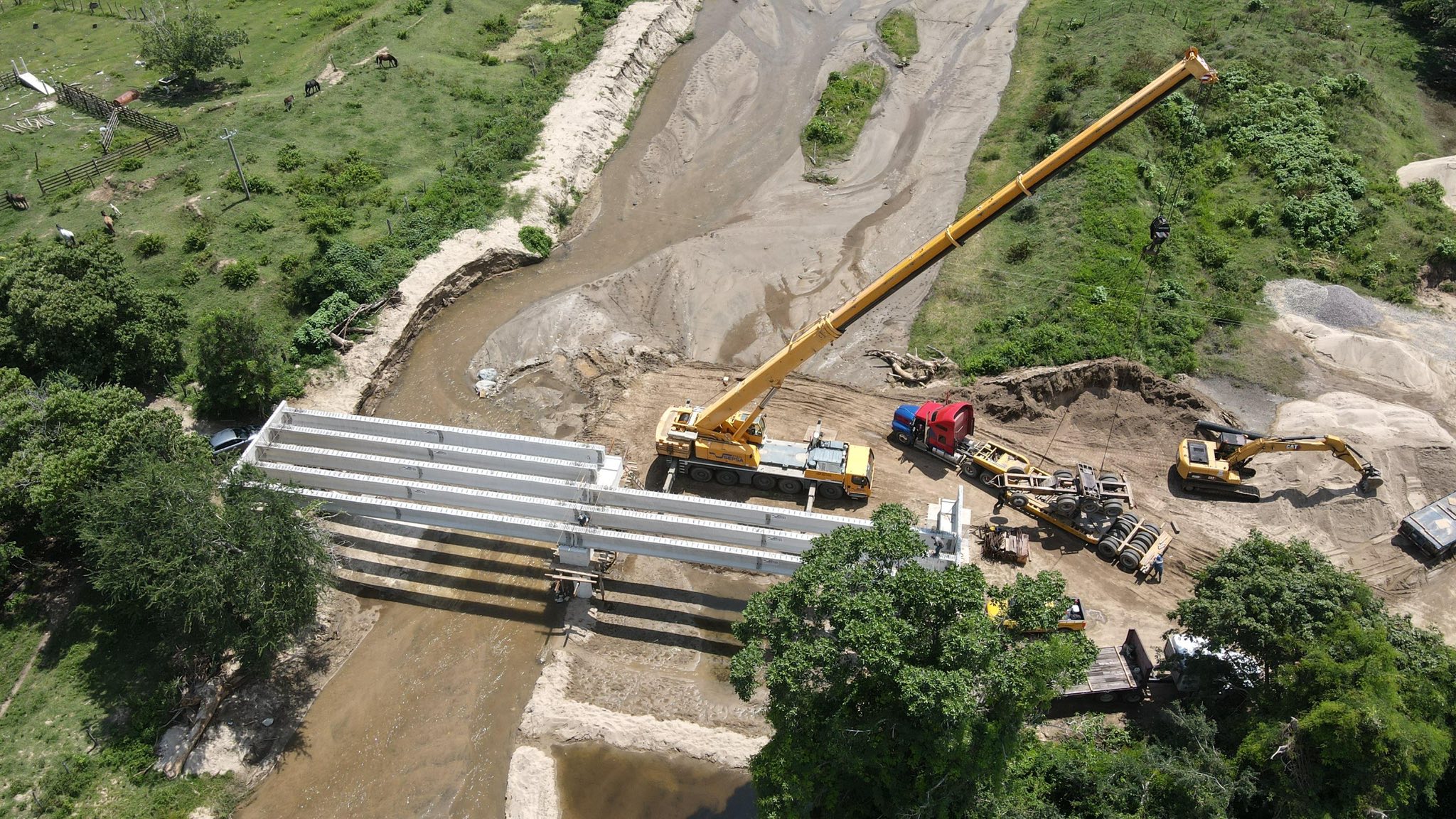 Avanza construcción del puente vehicular La Zuzuca en Atoyac de Álvarez, como parte del programa “El Año de las Obras”