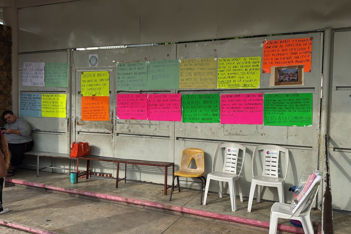 Padres de familia toman la Secundaria Federal No. 4 de Acapulco por presuntos actos de corrupción