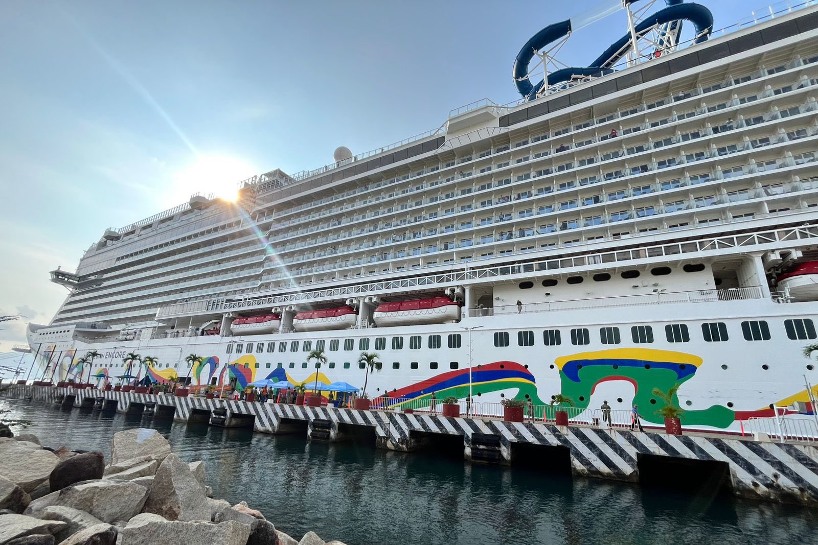 Llega el crucero Norwegian Encore a Acapulco con más de 5 mil visitantes; Turismo estatal proyecta hasta 70 arribos anuales para 2030