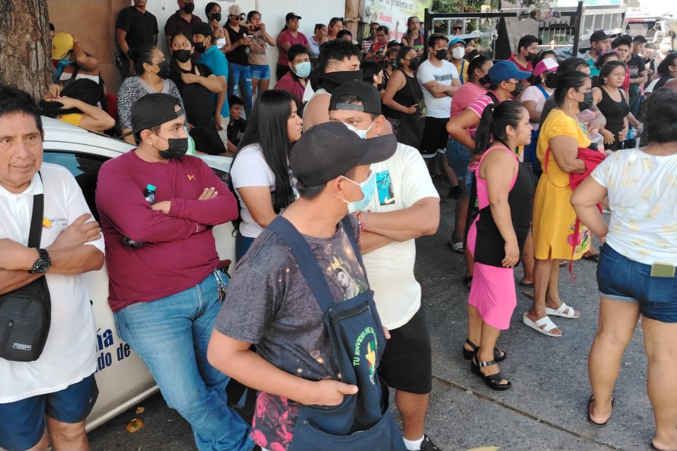 Comerciantes del Mercado Central protestan frente a la Fiscalía de Acapulco por la detención de uno de sus compañeros