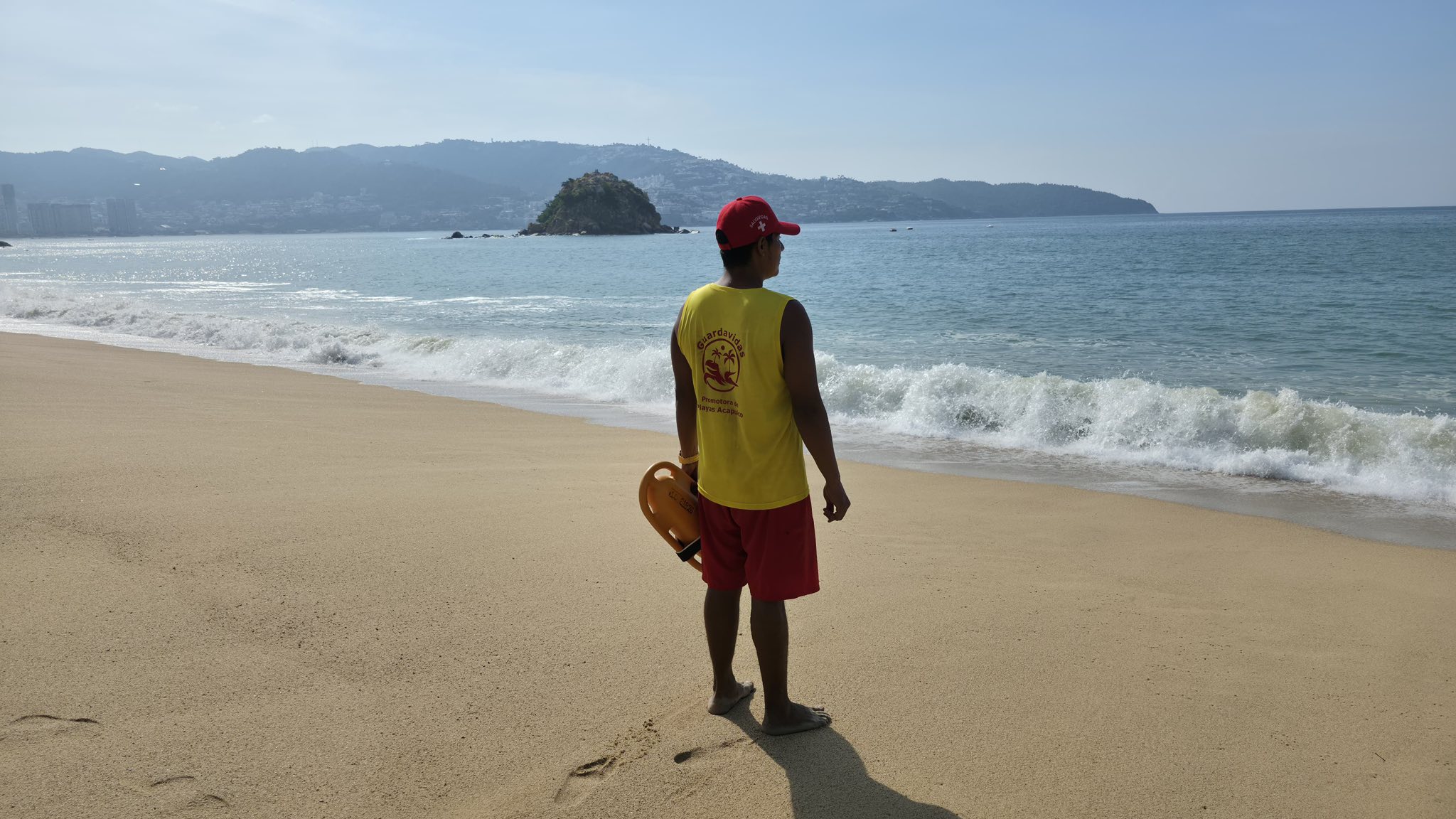 Refuerzan vigilancia en playas de Acapulco por mar de fondo