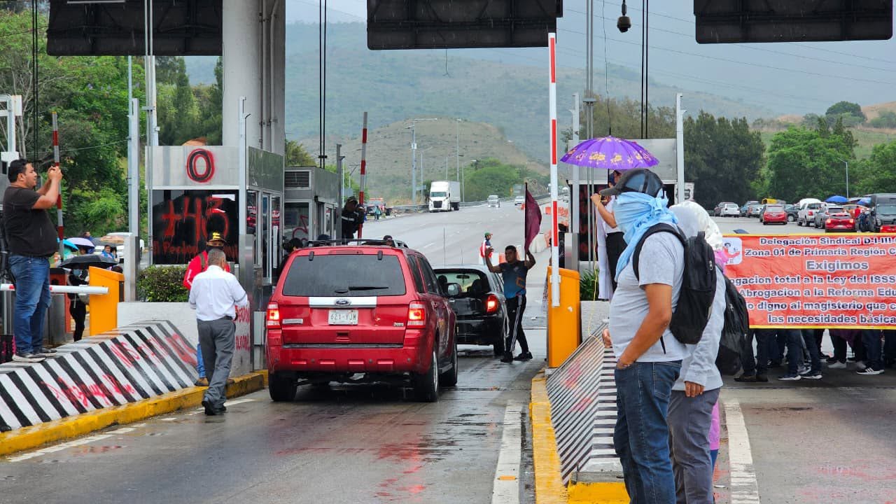 La CETEG intensifica protestas: Toma la caseta de Palo Blanco en solidaridad con Ayotzinapa
