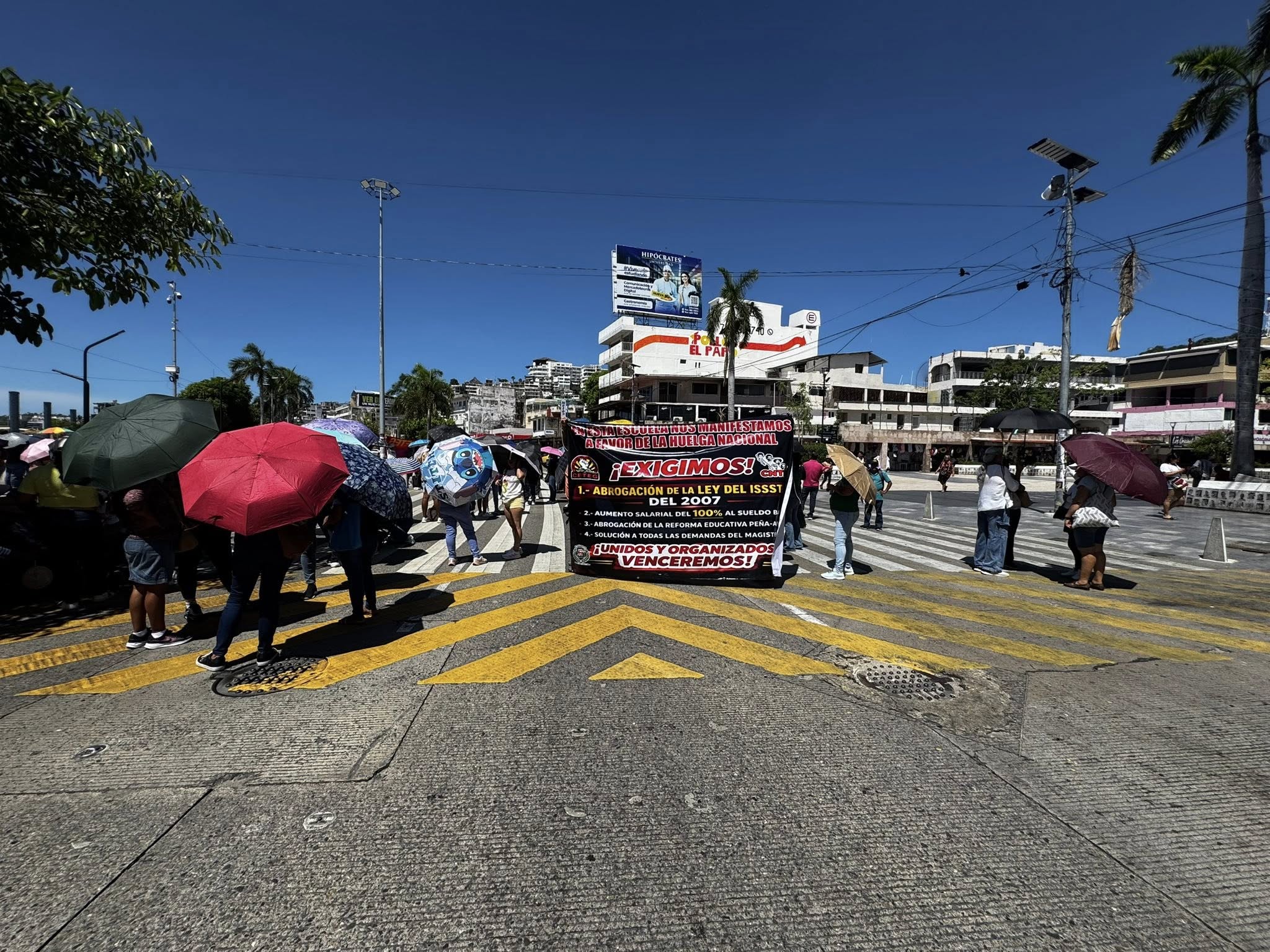 Mantienen presión: CETEG bloquea nuevamente la Costera en Acapulco; denuncian falsedad en apoyos educativos