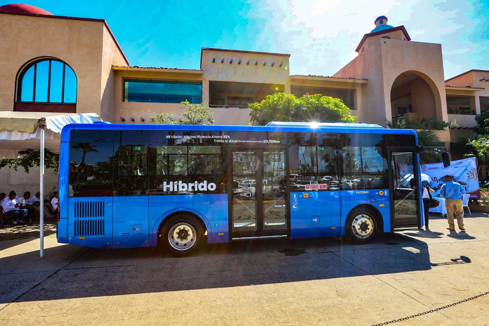 Presentan autobús híbrido para modernizar el transporte público en Acapulco