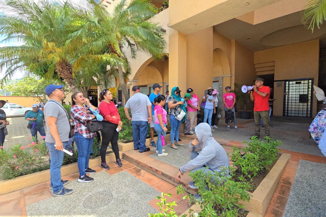 Intensifican protestas en Acapulco: Maestros de la CETEG toman oficinas de PROTUR y bloquean la zona Diamante