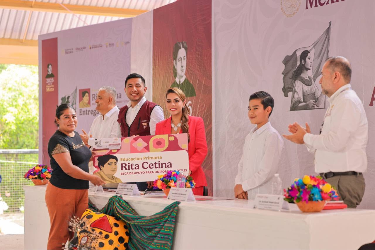 Lidera Guerrero entrega de la Beca “Rita Cetina” a nivel nacional; reparten tarjetas en Chilpancingo