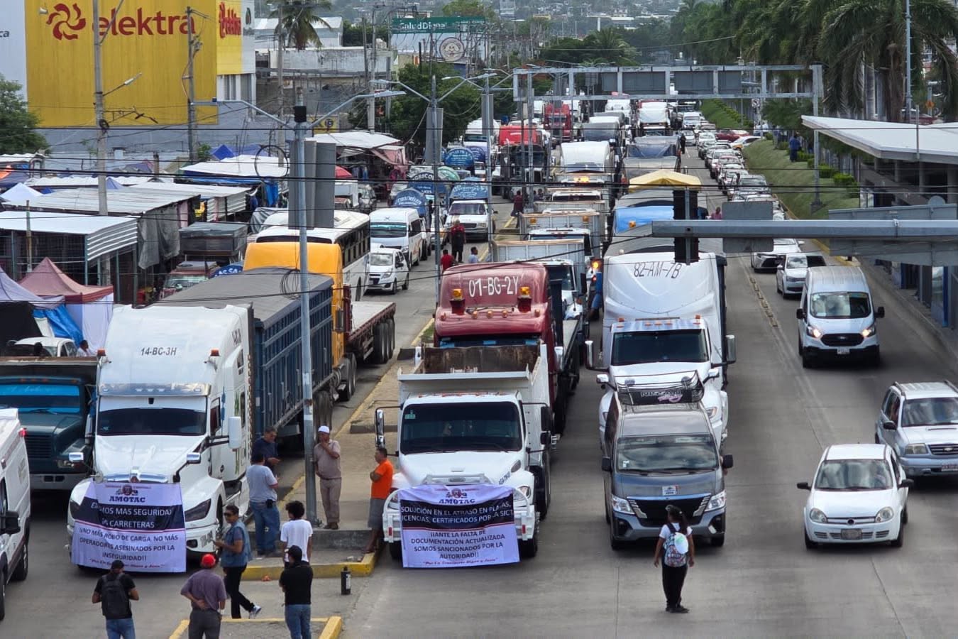 Movilización masiva de AMOTAC y CTM congrega a 400 unidades de carga pesada en el acceso a Acapulco
