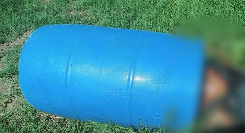 Hallan cuerpo de un hombre dentro de un tambo en la carretera federal en Petatlán