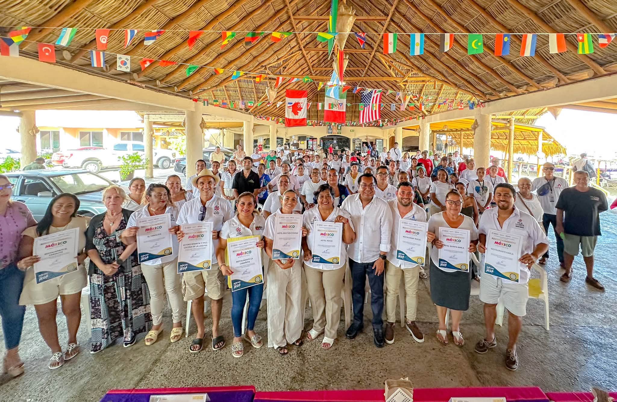 Entregan distintivos México Anfitrión y registros oficiales en Pie de la Cuesta, en Acapulco