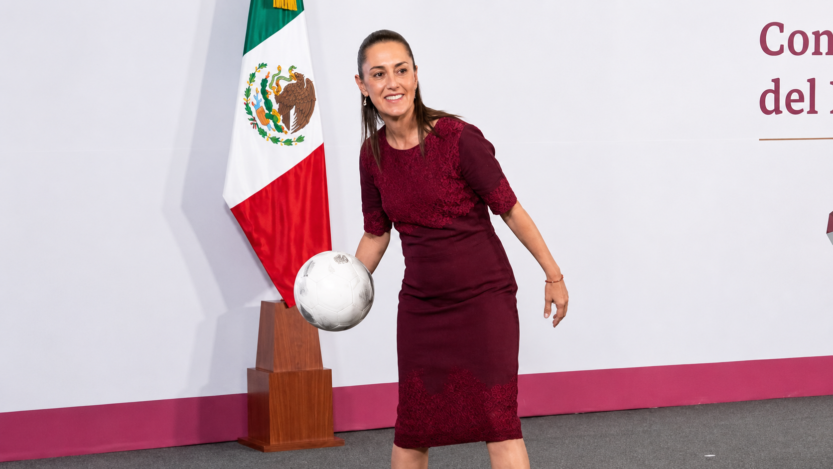 Reportera cae por intentar atrapar un balón del Mundial 2026 y la presidenta Claudia Sheinbaum la auxilia