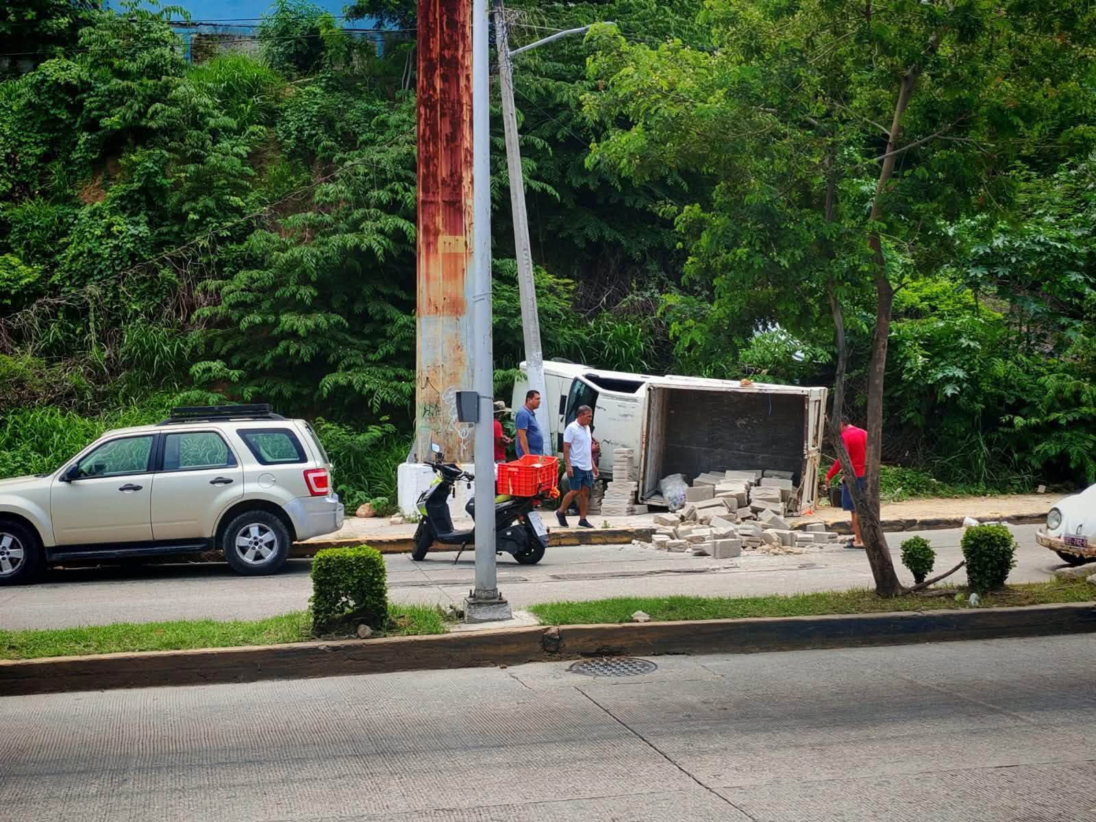 Vuelca camioneta cargada con bloques de concreto en la avenida Ruiz Cortines, en Acapulco; hay un lesionado