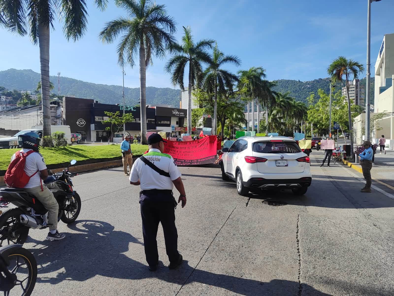 Suman cinco días de bloqueos trabajadores de la CTM en la Costera de Acapulco; denuncian incumplimiento de acuerdos laborales