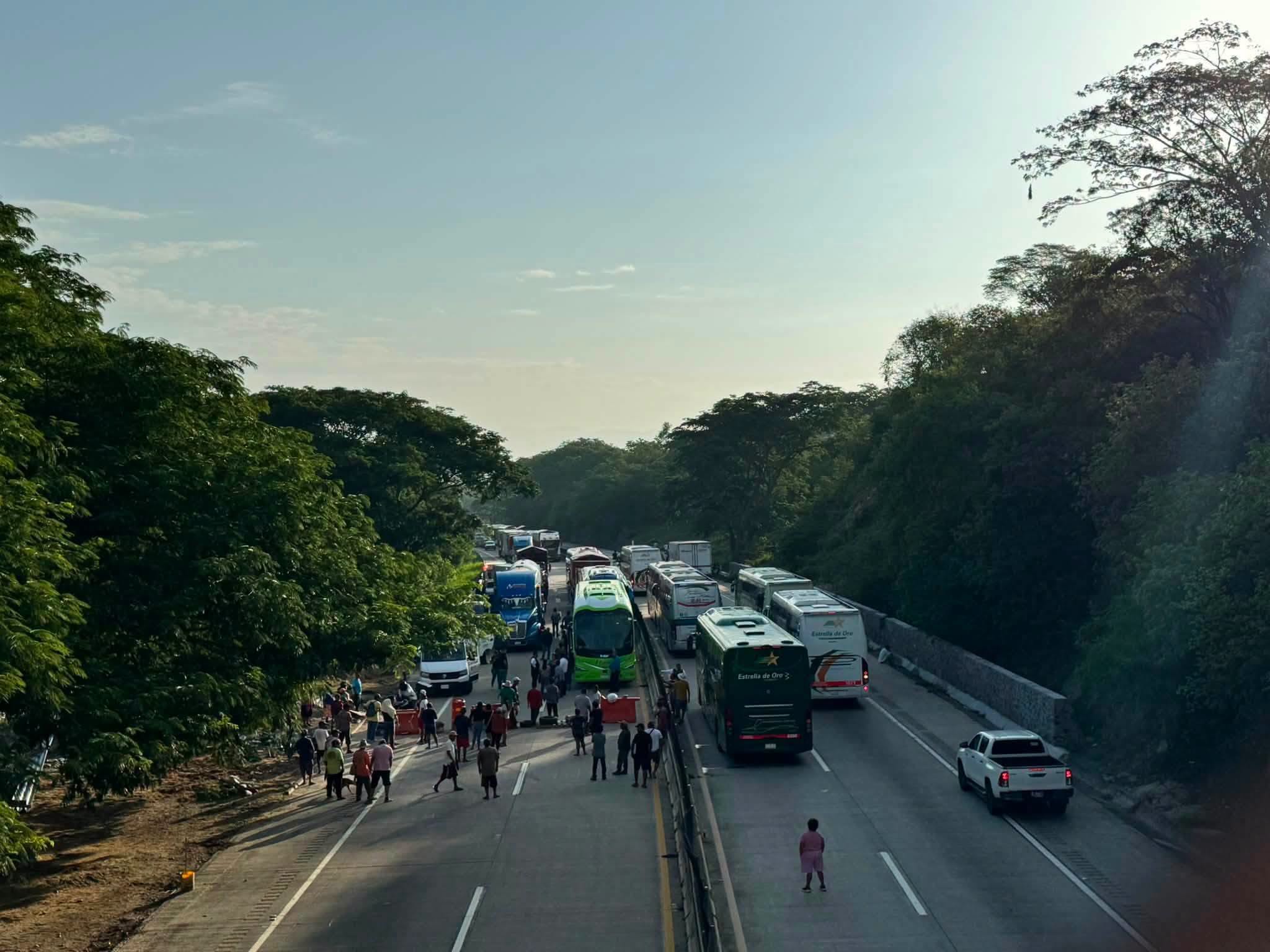 Bloquean Autopista del Sol pobladores de la zona rural de Acapulco; exigen reapertura de acceso vital