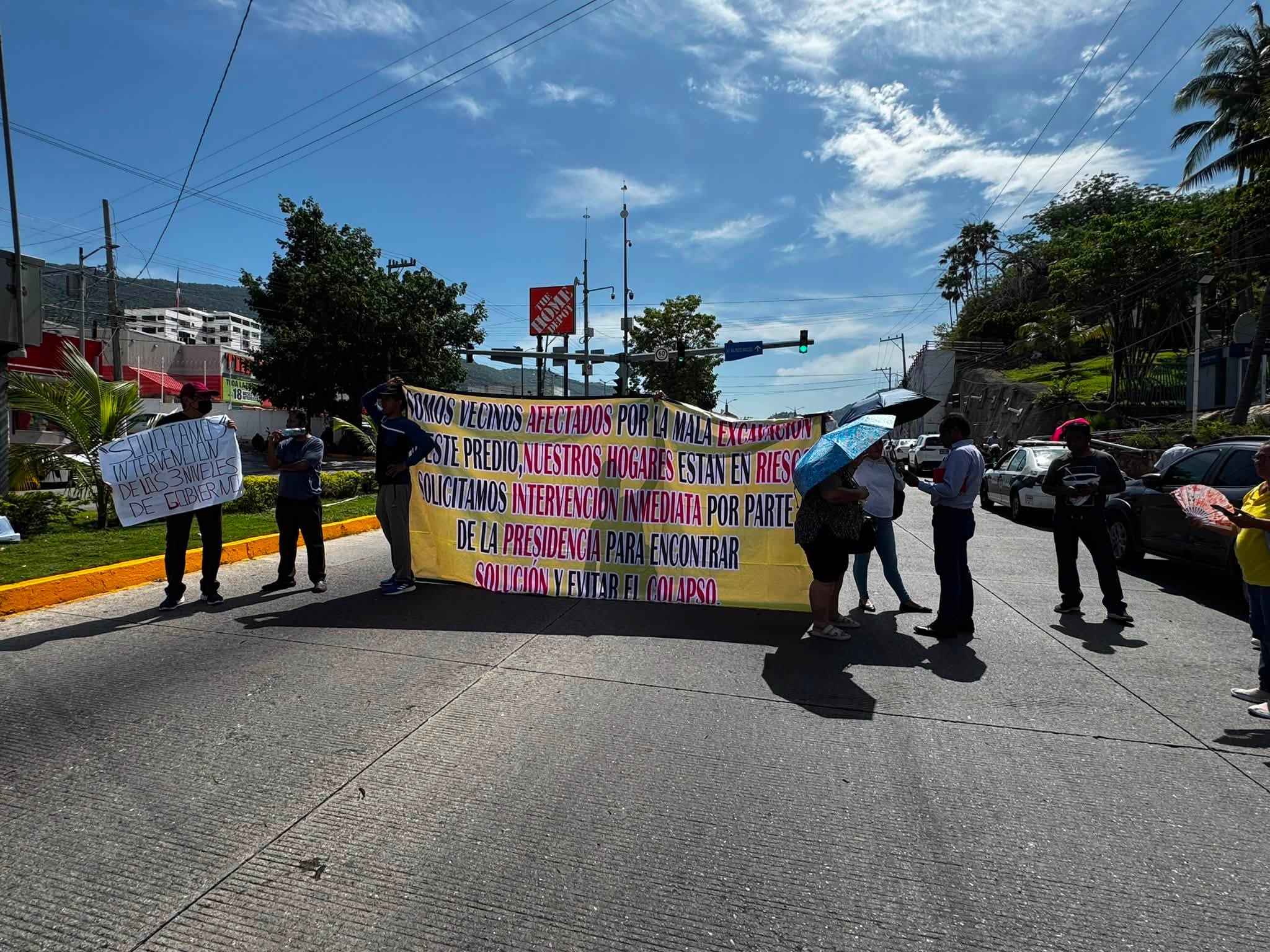 Bloquean avenida Cuauhtémoc vecinos de la colonia Francisco Villa en Acapulco; denuncian riesgo de colapso en sus viviendas