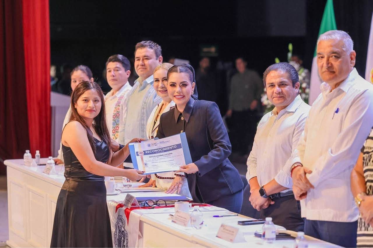 Evelyn Salgado es madrina de la generación 2023-2026 de la Preparatoria No. 1 de la UAGro