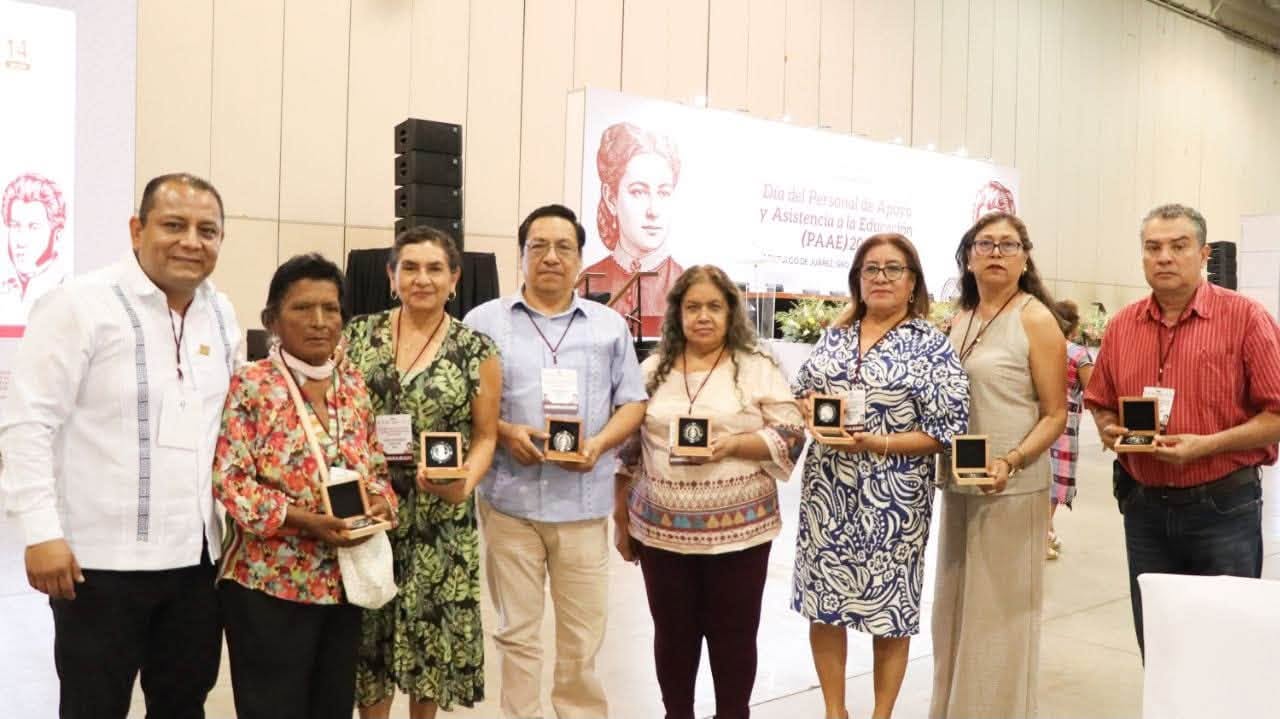 Homenajean en Guerrero a más de mil trabajadores de apoyo a la educación por su trayectoria laboral