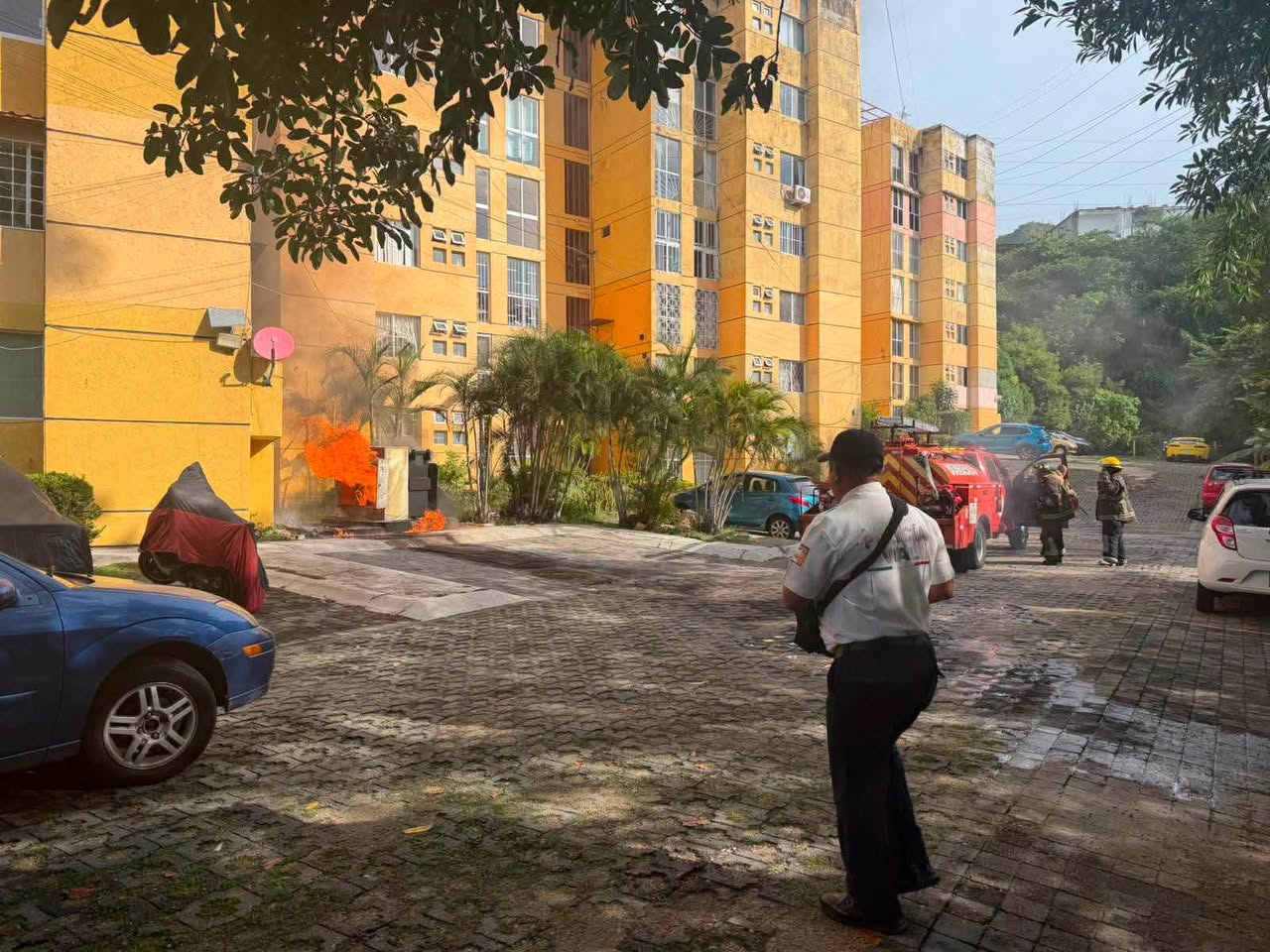 Deja incendio de transformador en el condominio San Marcos intensa movilización y oportuna evacuación en Acapulco