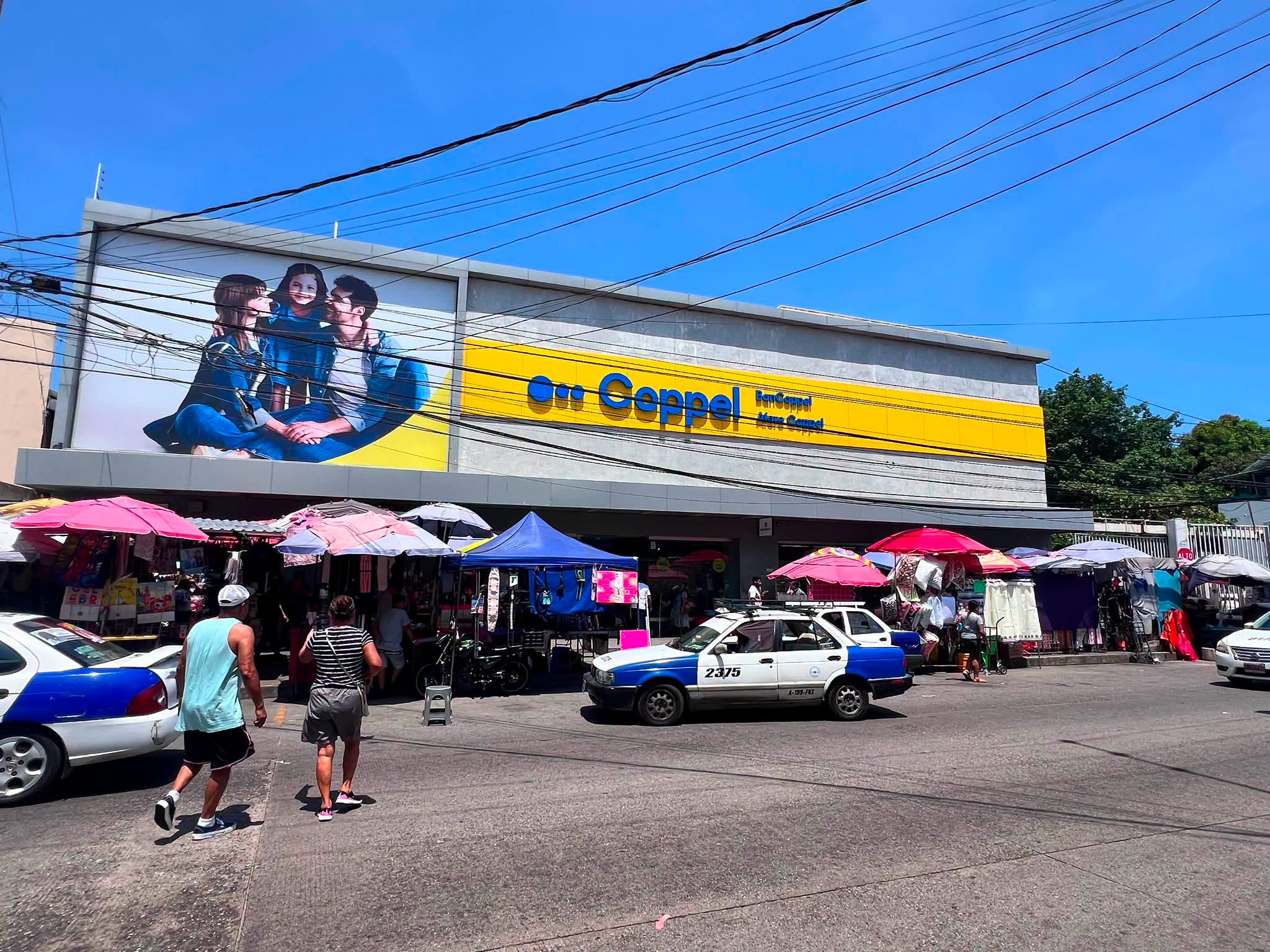 Asaltan tienda Coppel Bahía en el centro de Acapulco; sujetos armados roban celulares