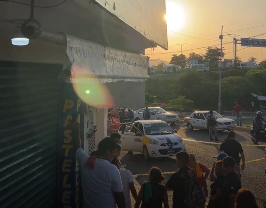 Muere pasajero de un infarto al interior de un taxi colectivo en la colonia Las Cruces de Acapulco