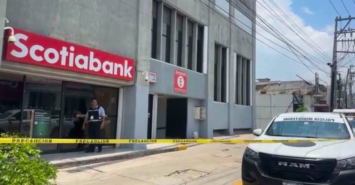 Localizan feto humano embolsado en el estacionamiento de una sucursal bancaria sobre la avenida Cuauhtémoc en Acapulco
