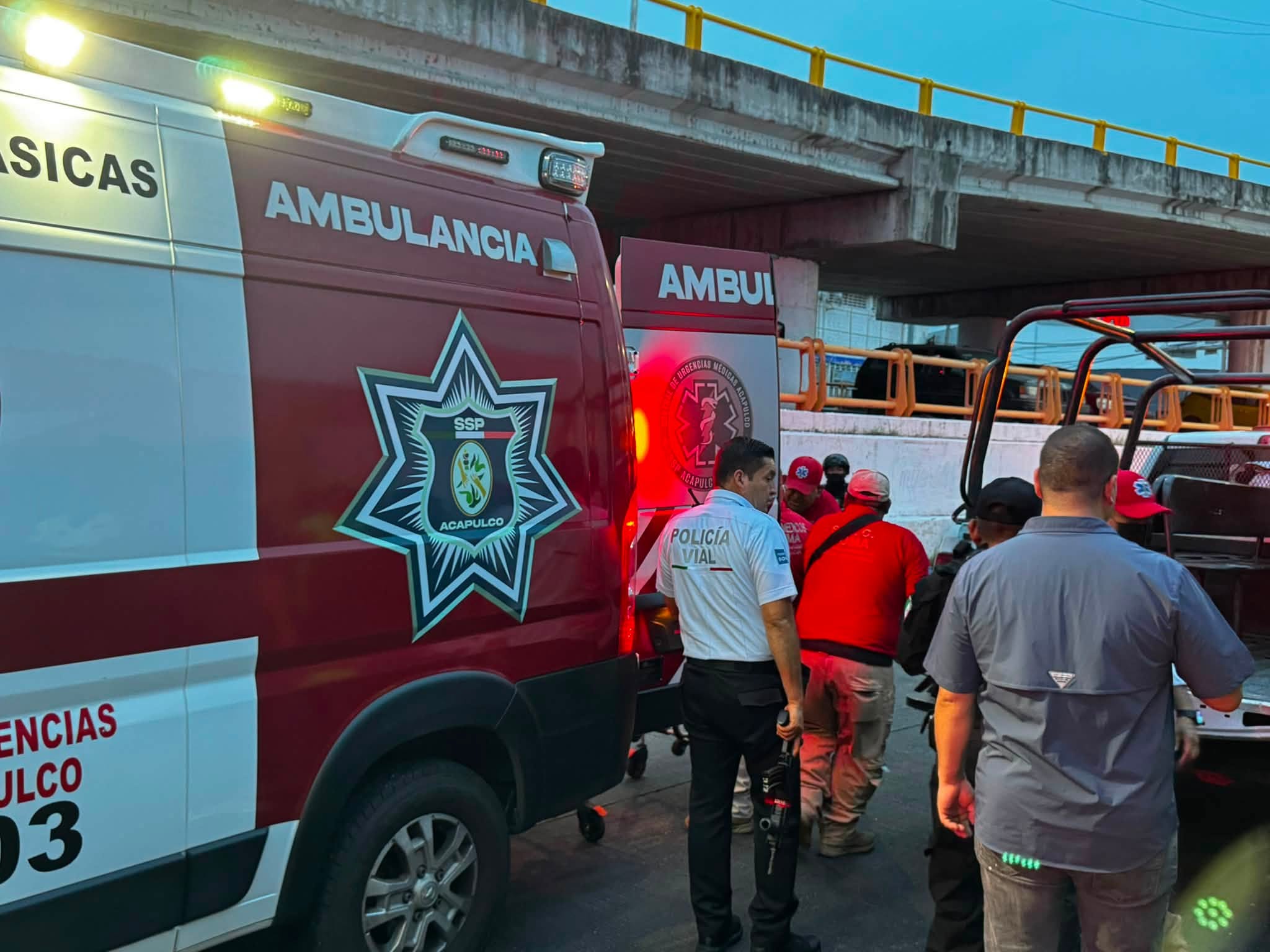 Conductor choca contra patrulla, atropella a un agente y desata persecución en la zona urbana de Acapulco; hay un detenido