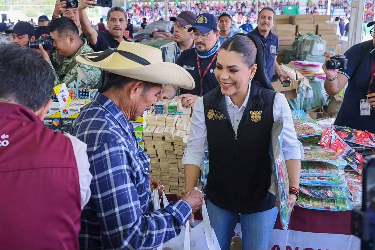 Arrancan Evelyn Salgado y Rosa Icela Rodríguez la campaña «Sí al Desarme, Sí a la Paz» y el Tianguis del Bienestar en el municipio de Olinalá