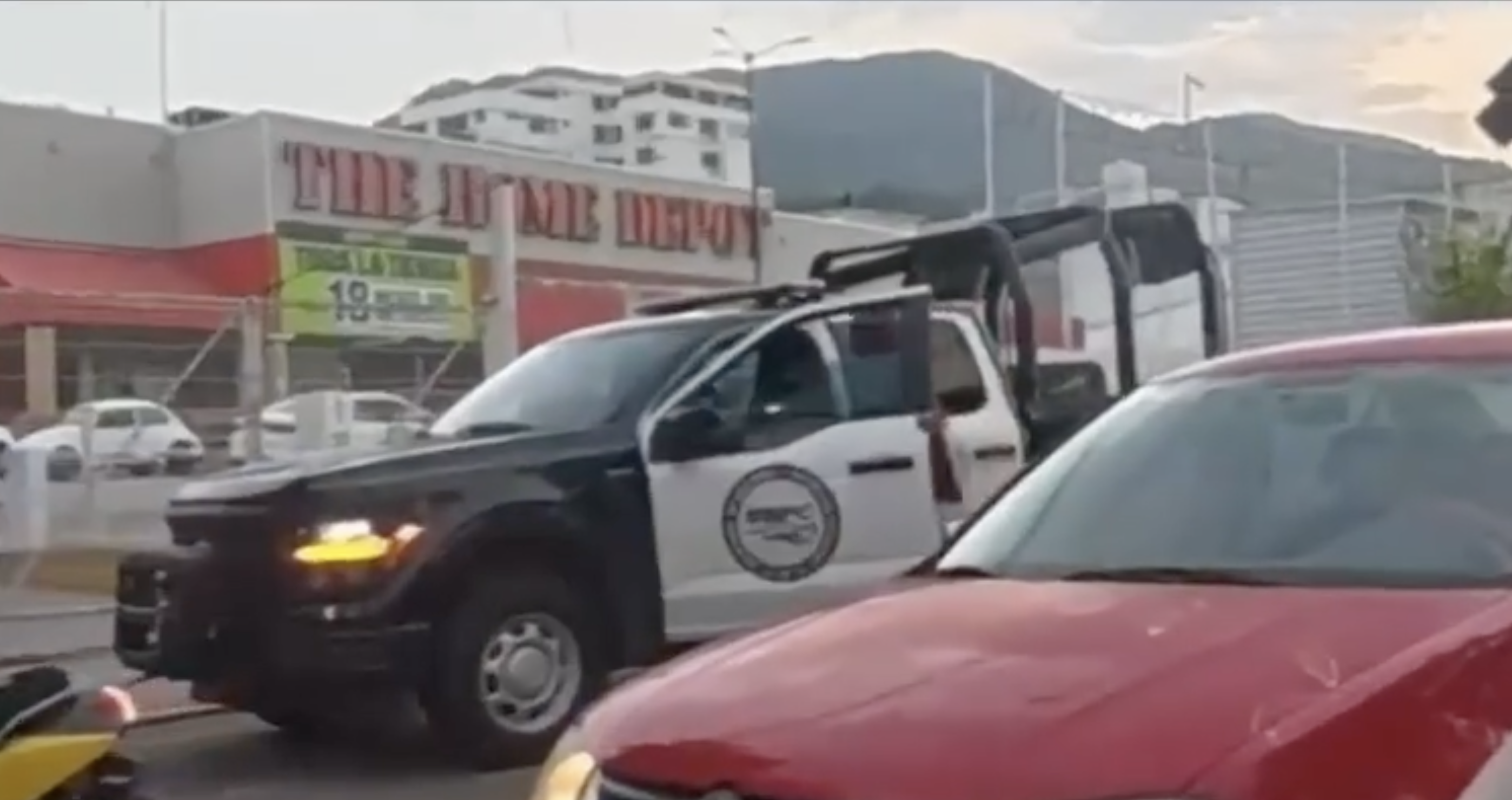 Sujeto roba en Acapulco una patrulla de la SSPC ante la vista de todos; lo detienen después de una persecución