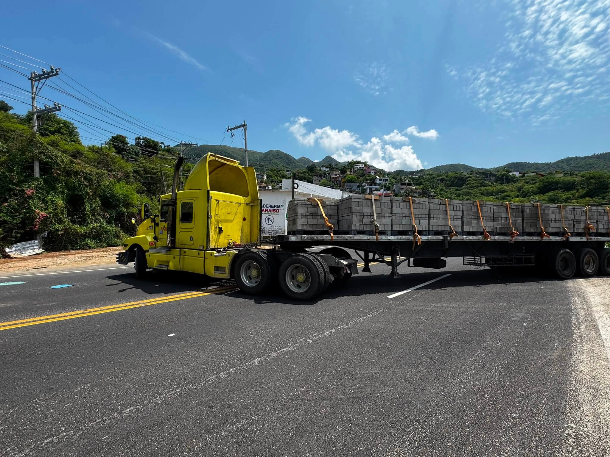 Choca urvan del transporte público contra un tráiler en la carretera Acapulco-Zihuatanejo; saldo de seis lesionados