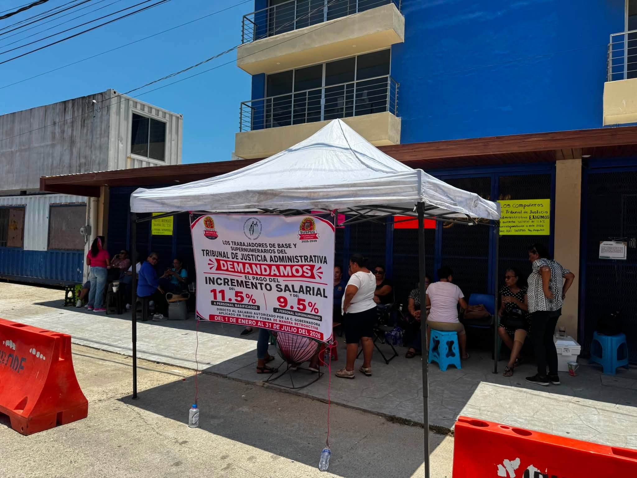 Inician trabajadores del Tribunal de Justicia Administrativa paro de labores por tiempo indefinido para exigir incremento salarial en Acapulco