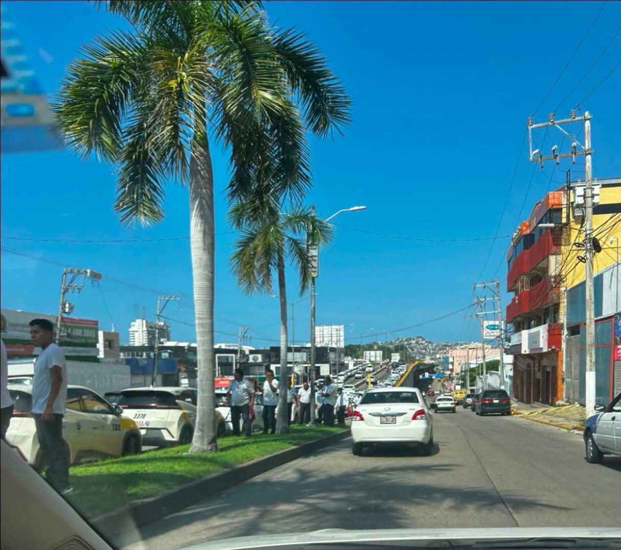 Transportistas bloquean el Puente Bicentenario de Acapulco y piden piso parejo en Morena