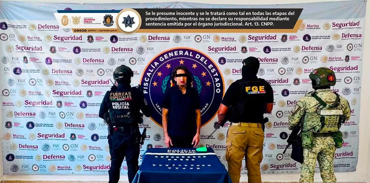 Detienen a dos personas y aseguran probable droga y una motocicleta robada en Chilpancingo