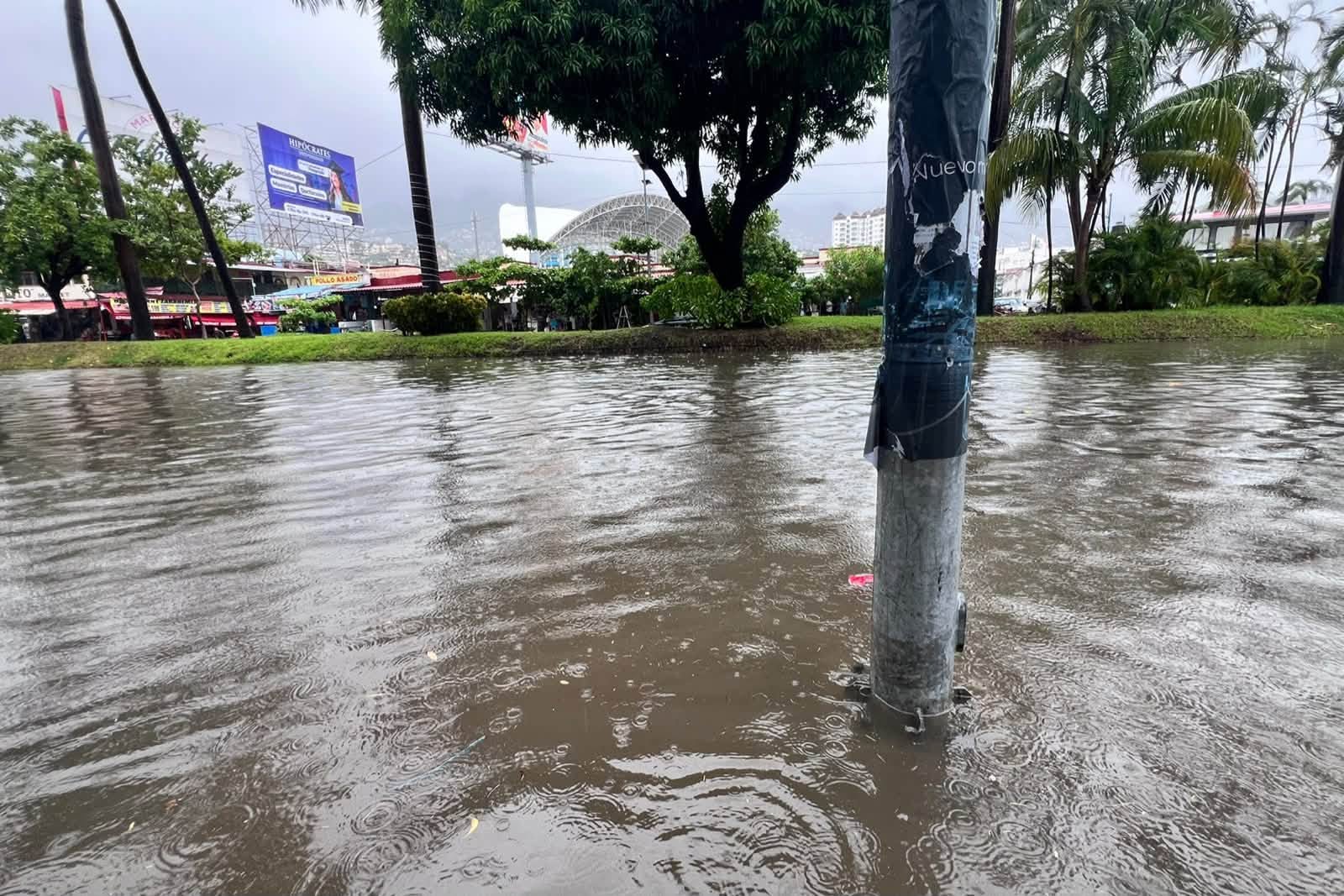 Lluvias intensas provocan inundaciones y arrastran vehículos en distintos puntos de Acapulco