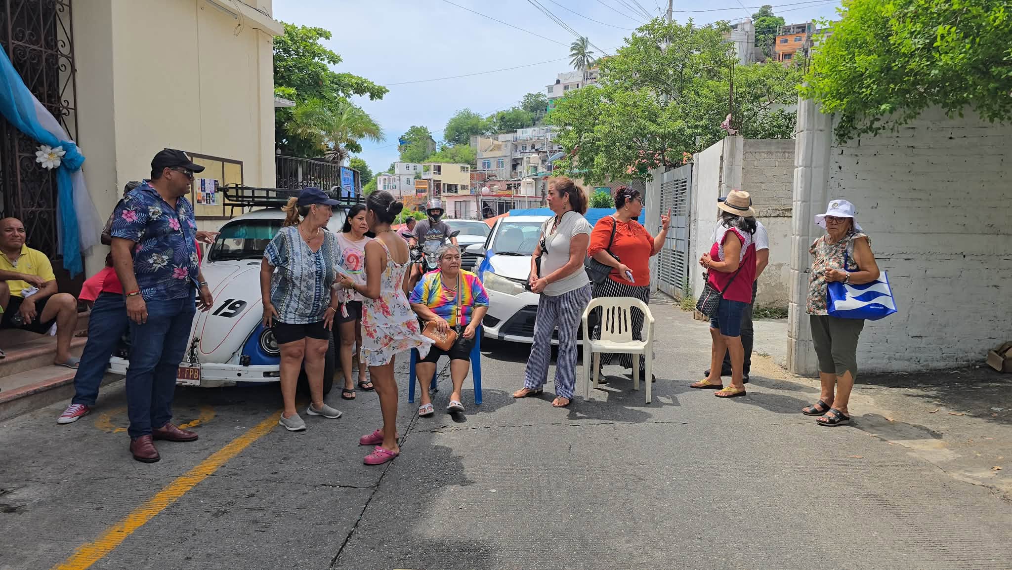 Vecinos de Las Crucitas bloquean calle en Acapulco; llevan más de un mes sin agua
